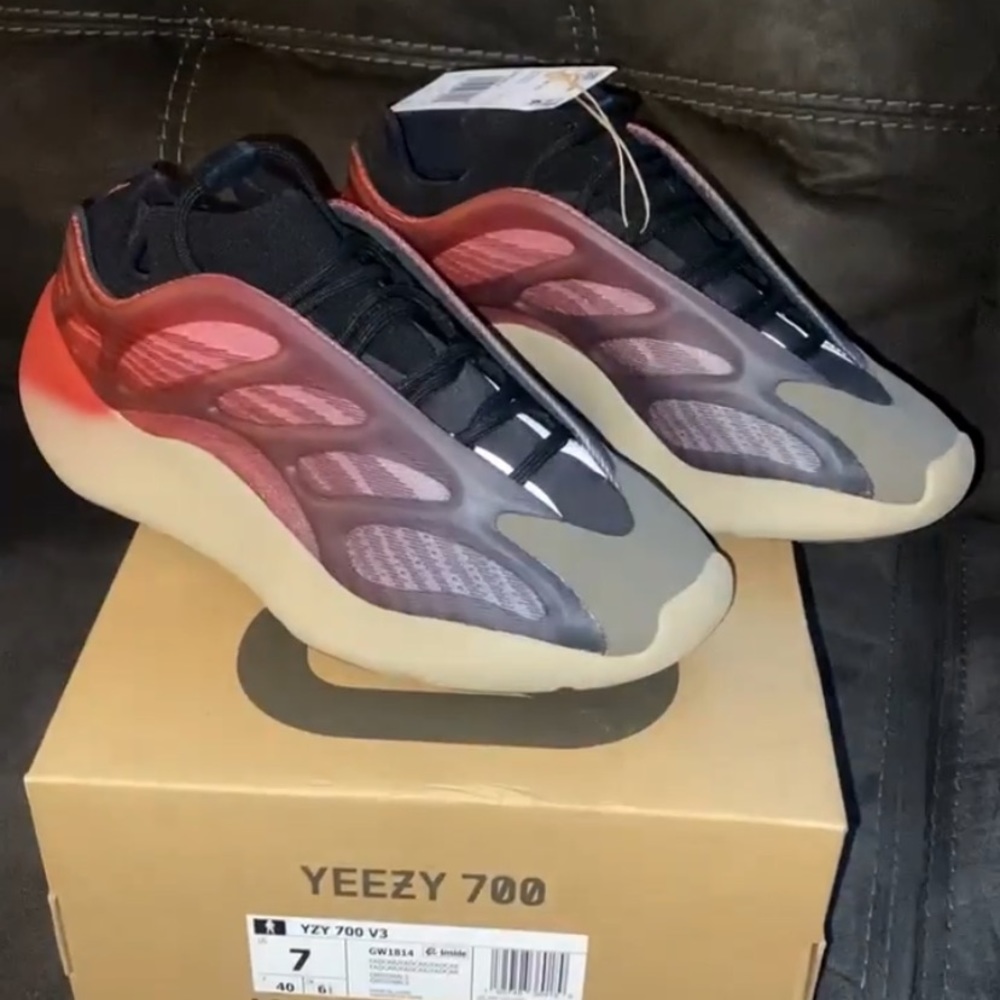 Yeezy 700 V2